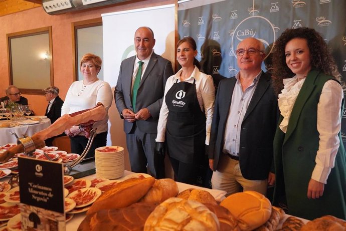 De Vicente (2 i), durante la presentación del Menú Kilómetro Cero.