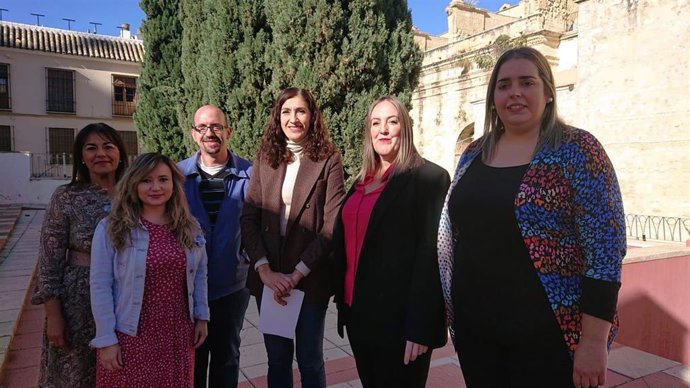 La diputada del PP por Sevilla en el Parlamento de Andalucía Silvia Heredia, en el centro de la imagen, con miembros del PP de Morón de la Frontera.