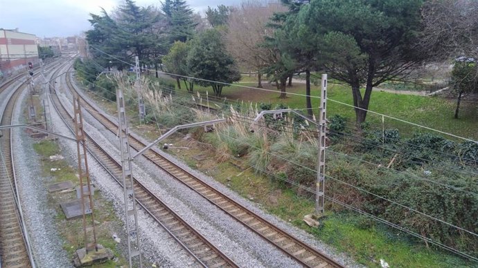 Archivo - Vías de las vías del tren a su paso por Santander