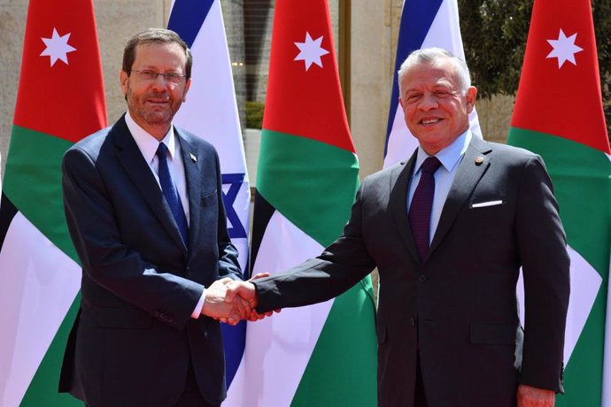 Archivo - El rey Abdalá II de Jordania (d) recibe en Amán al presidente de Israel, Isaac Herzog