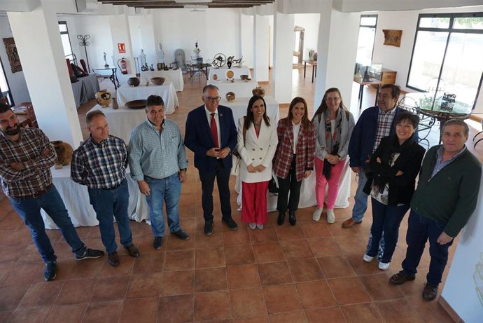 La delegada de Empleo, María Dolores Galvez, y el alcalde de El Viso, Juan Díaz, junto con los artesanos en la visita al Centro de Artesanía Los Pedroches.