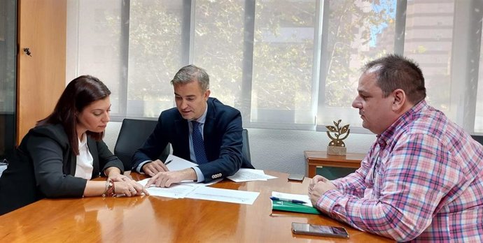 El delegado de Empleo entrega al Ayuntamiento de Almería una resolución por 1,22 millones de euros para formación.