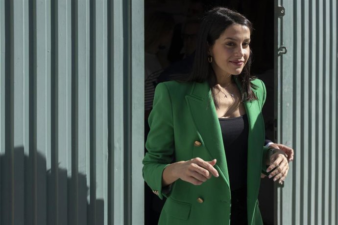 La presidenta de Ciudadanos, Inés Arrimadas, visita el taller del artista fallero Ximo Esteve, a 6 de noviembre de 2022, en Valencia, Comunidad Valenciana (España). Inés Arrimadas visita Valencia para participar en el acto de presentación de candidatura