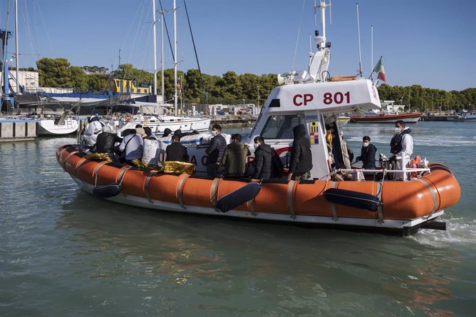 Migrantes desembarcados en Roccella Ionica, en Calabria
