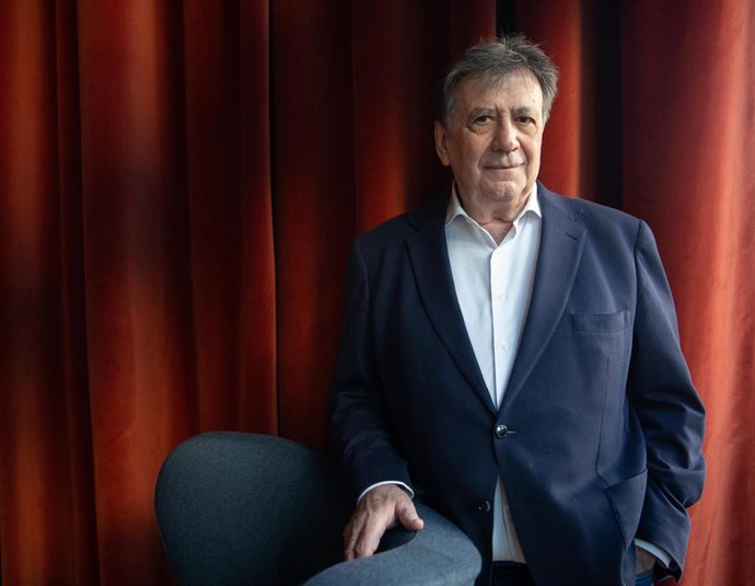 Archivo - El escritor Luis Landero posa durante una entrevista con Europa Press