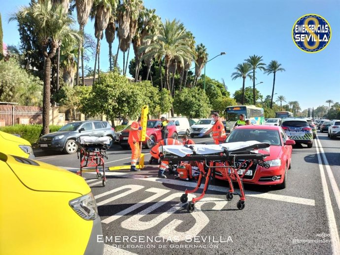 Los servicios del 061 han atendido a los dos heridos en la avenida de la Palmera.