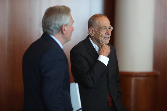 El presidente del Cercle d’Economia de Mallorca, José Mª Vicens (i) y el presidente del Cercle d’Economia de Mallorca, José Mª Vicens (d), a su llegada a la conferencia 'La nueva geopolítica en un mundo incierto' en el Cercle d’Economia de Mallorca