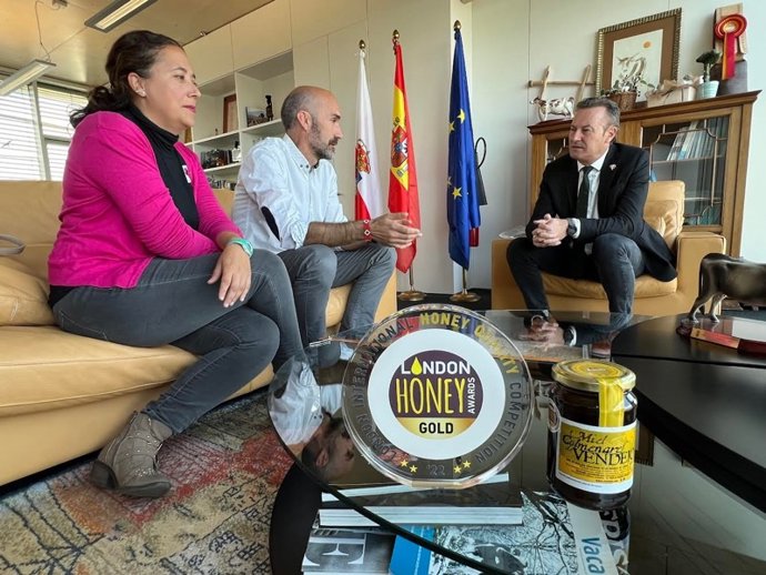 Blanco felicita a los productores de miel Colmenares de Vendejo por su medalla de oro de los London Internacional Honey