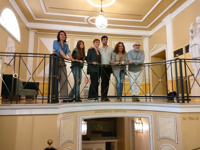 El actor Javier Cámara, junto al resto de protagonistas de la obra Los Farsantes, la directora del Teatro Principal, Maria Dolores Padilla y la directora de la XXX Muestra de Teatro de Autores Contemporáneos de Alicante, Mónica Pérez.