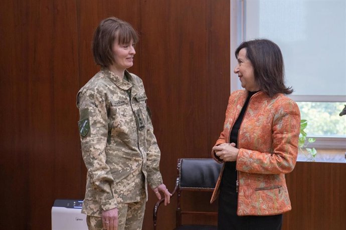 La ministra de Defensa, Margarita Robles, junto a la coronel ucraniana Yulia Tapaciok