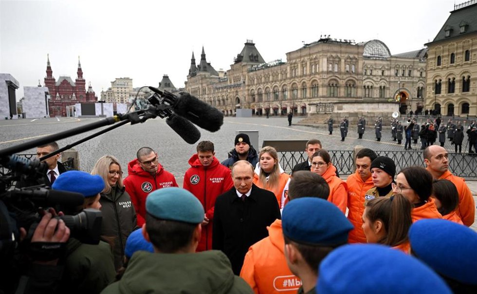 Vladimir Putin, presidente de Rusia, habla en la plaza Roja de Moscú