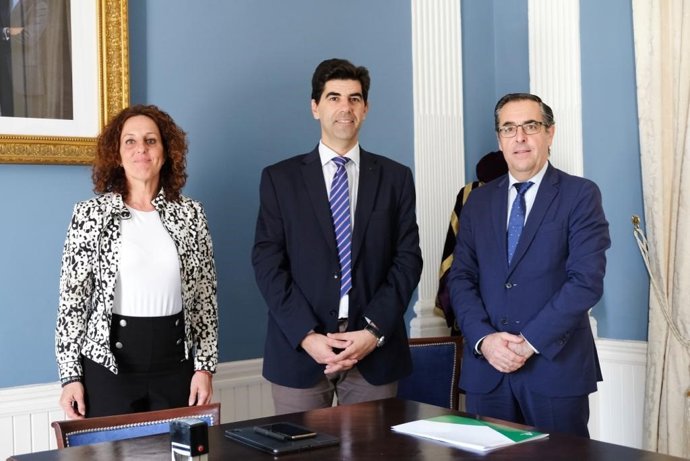 El delegado territorial de Desarrollo Educativo y Formación Profesional y de Universidad, Investigación e Innovación en Málaga, Miguel Briones, junto con el alcalde de Coín, Francisco Santos, y con la concejala de educación, Raquel López.
