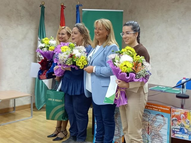 Isabel Trigo, Pepa Fábregas e Irene Cortés, autoras del cartel junto a Ángela Hidalgo