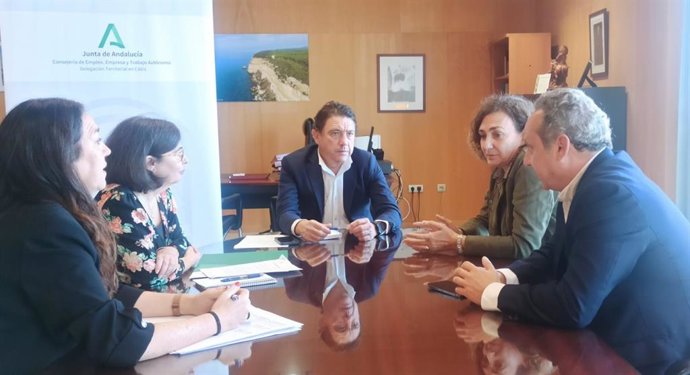 El delegado territorial de Empleo, Empresa y Trabajo Autónomo en Cádiz, Daniel Sánchez Román, reunido con FEDECO y CAA