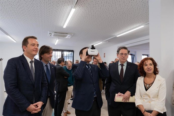 Estreno de las nuevas instalaciones del Museo de la Casa de la Ciencia en presencial del consejero de Universidad, José Carlos Gómez Villamandos; el delegado municipal de Ciencia, Juan Antonio Barrionuevo, y el rector de la UPO, Francisco Oliva.
