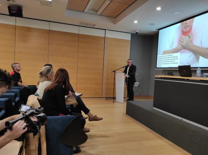 El CECOVA presenta la campaña de la Maniobra Heimlich en la que los tres colegios de Enfermería de la Comunidad Valenciana distribuirán miles de carteles sobre cómo actuar en caso de atragantamiento