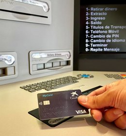 CaixaBank ofrece en sus oficinas la tarjeta con código de lectoescritura Braille