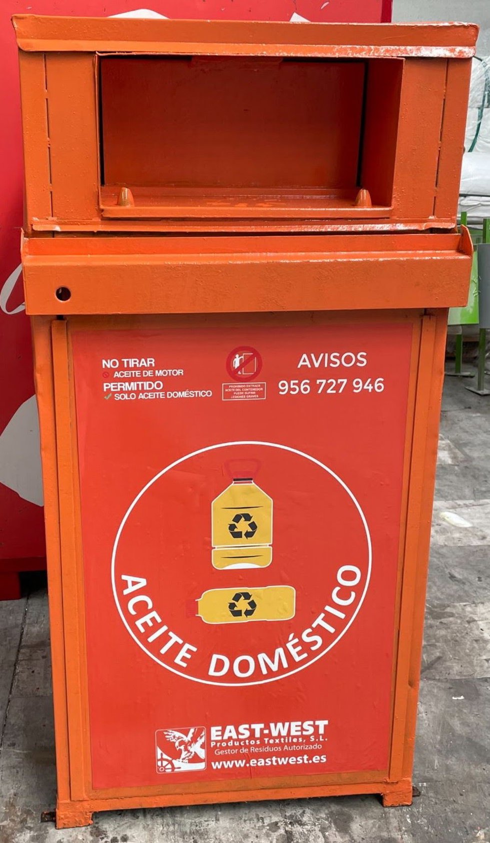 Contenedores habilitados para el reciclaje de aceite en Dos Hermanas.