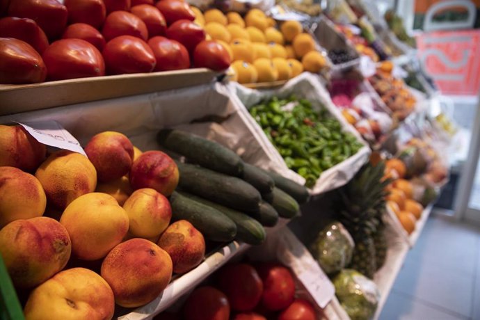 Archivo - Detalle de un puesto de frutas y verduras de un mercado de abastos.  