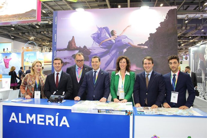 El presidente de la Junta de Andalucía visita el expositor de Almería en la WTM de Londres.