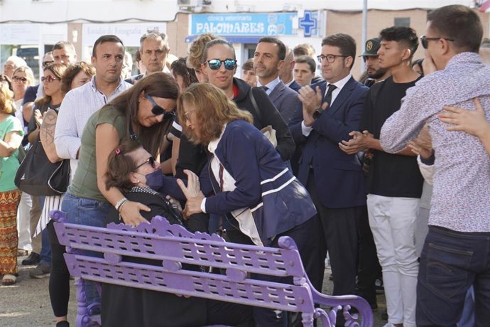 Un familiar del joven fallecido llora en un banco durante el minuto de silencio celebrado en Palomares