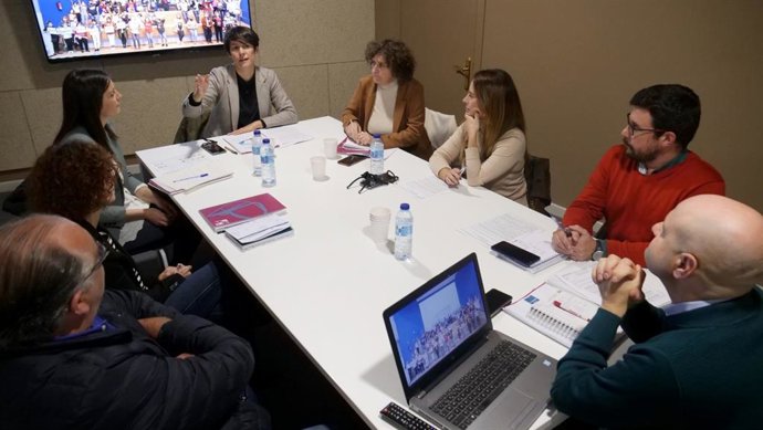 La portavoz nacional del BNG, Ana Pontón, junto a representantes de EAPN Galicia.