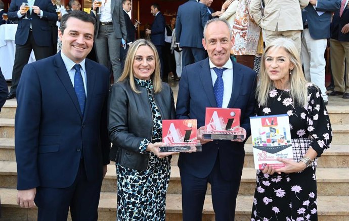 De izquierda a derecha, el alcalde de Córdoba, la consejera de Fomento, el alcalde de Tomares y la consejera de Educación.