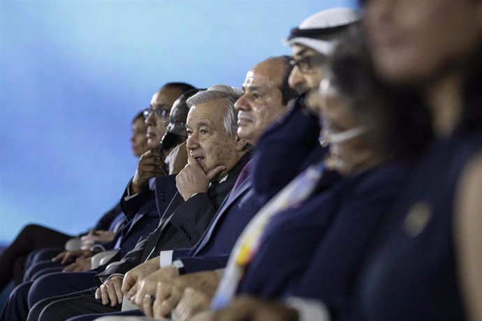 07 November 2022, Egypt, Sharm El-Sheikh: President of the United Arab Emirates Mohamed bin Zayed Al Nahyan (R), President of Egypt Abdel Fattah El-Sisi (2nd R), and UN Secretary-General Antonio Guterres (C)attend the opening of the High Level Summit o