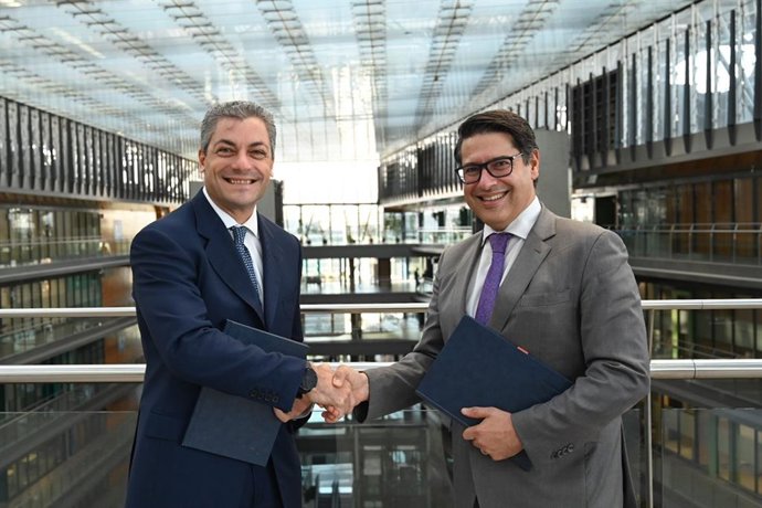 El director general financiero de Endesa, Luca Passa, con el vicepresidente del BEI, Ricardo Mourinho Félix, en la sede de Endesa en Madrid.