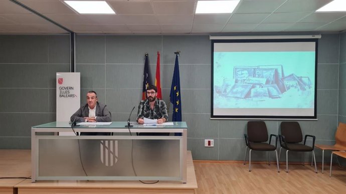 El conseller de Transición Energética, Sectores Productivos y Memoria Democrática, Juan Pedro Yllanes, y el director general de Memoria Democrática, Marc Andreu Herrera.