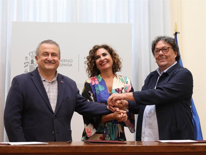 (I-D) El coordinador del Área Pública de CCOO, Humberto Muñoz; la ministra de Hacienda, María Jesús Montero, y el secretario general de UGT-Servicios Públicos, Julio Lacuerda, en el acto de firma del Acuerdo Marco para una Administración del Siglo XXI.