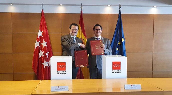 El consejero de Economía, Hacienda y Empleo, Javier Fernández-Lasquetty, y el vicepresidente del BEI, Ricardo Mourinho, firman un acuerdo para financiar con 372 millones de euros la L11 de Metro de Madrid