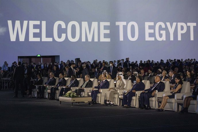 07 November 2022, Egypt, Sharm El-Sheikh: COP27 Presdient and Egyptian Foreign Minister Sameh Shoukry (2nd R), President of the United Arab Emirates Mohamed bin Zayed Al Nahyan (4th R), President of Egypt Abdel Fattah El-Sisi (5th R), and UN Secretary-G