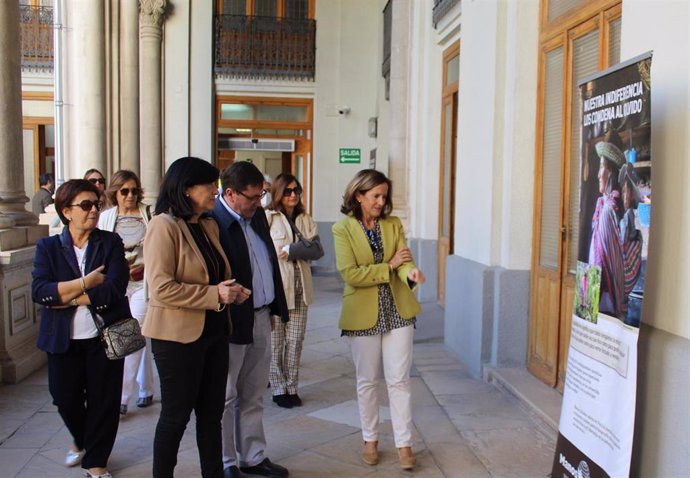 Exposición de Manos Unidas tras su inauguración