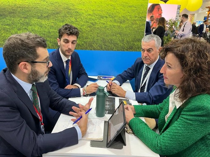 María Vázquez se reúne con operadores turísticos