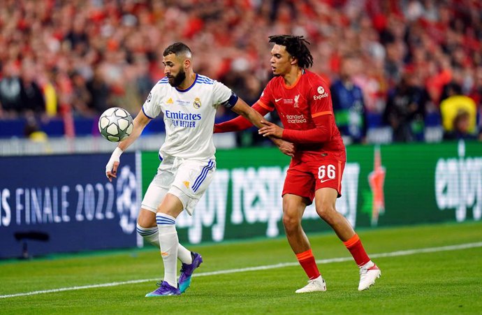 Archivo - 28 May 2022, France, Paris: Real Madrid's Karim Benzema holds off Liverpool's Trent Alexander-Arnold during the UEFA Champions League final soccer match between Liverpool FC and Real Madrid CF at the Stade de France. Photo: Adam Davy/PA Wire/d