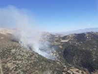 Más de 30 bomberos trabajan contra el fuego de Huétor Santillán (Granada) tras la retirada de medios aéreos