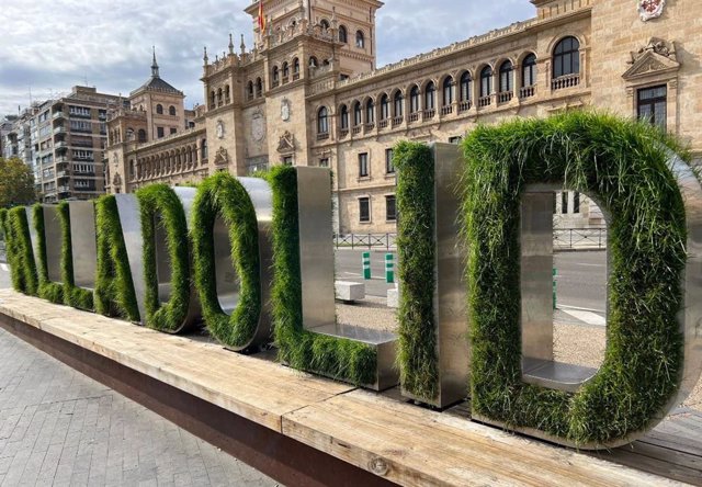 El letrero vegetal de Valladolid, en la plaza de Zorrilla, después de reparar la letra arrancada.