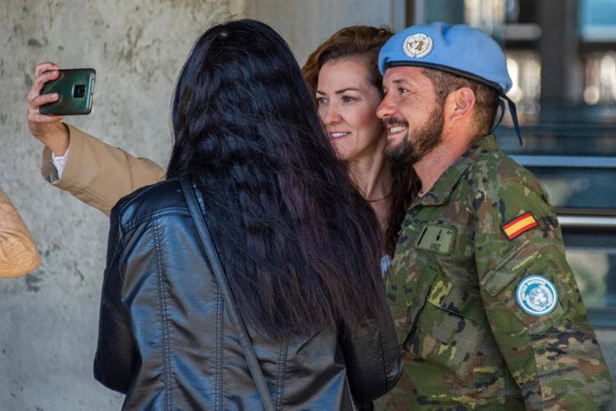 Uno de los militares de la BRI X que ha regresado de Líbano se fotografía con su familia.