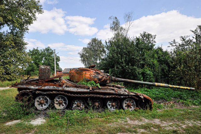 Archivo - September 7, 2022, Lukashivka, Ukraine: View of a destroyed Russian tank in the village of Lukashivka, Chernihiv region. Russia invaded Ukraine on 24 February 2022, triggering the largest military attack in Europe since World War II.,Image: 7204