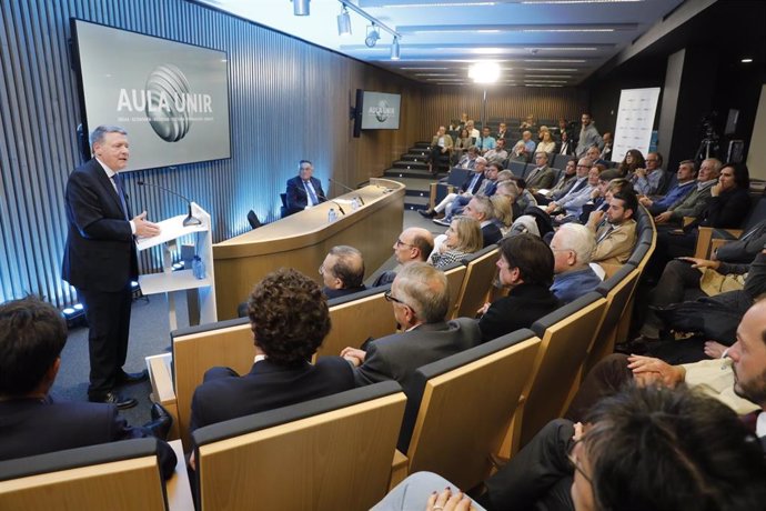 El exministro de Administraciones Públicas y presidente del Consejo Social de UNIR, Jordi Sevilla, durante su intervención en el AULA UNIR
