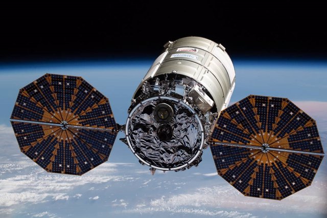 Carguero espacial Cyguns captado desde la Estación Espacial en febrero de 2022