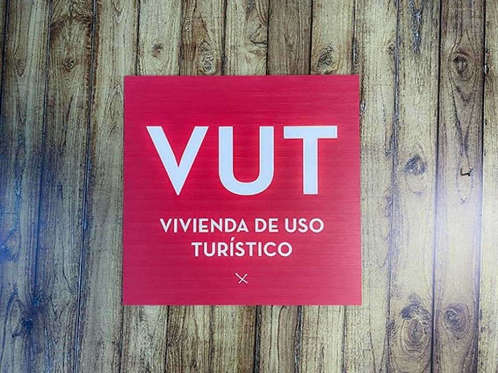 Cartel de vivienda de uso turístico en Cuenca