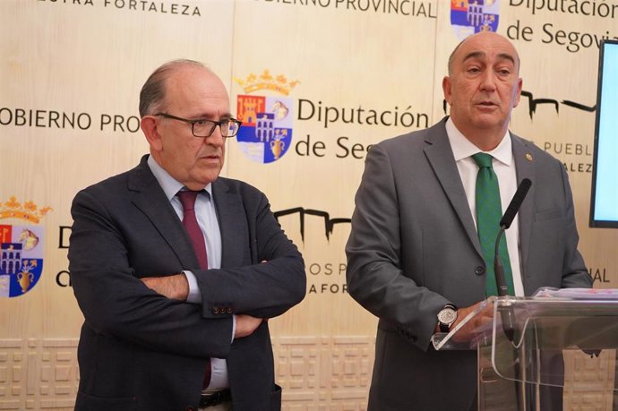 El el director general de Infraestructuras y Sostenibilidad Ambiental, José Manuel Jiménez. (i), y el presidente de la Diputación, Miguel Ángel de Vicente, comparecen ante los medios tras su reunión.
