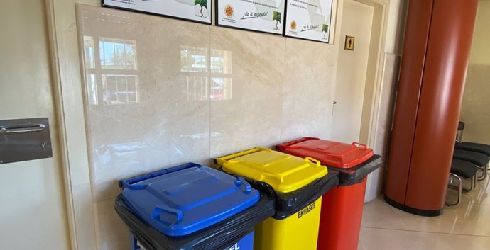 Archivo - Contenedores de reciclaje en la UJA