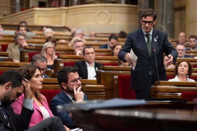 El primer secretario del Partido Socialista en Cataluña (PSC), Salvador Illa, interviene durante una sesión de control en el Pleno del Parlament, a 19 de octubre de 2022, en Barcelona, Cataluña (España). Aragonès y el Govern se enfrentarán a la sesión de 