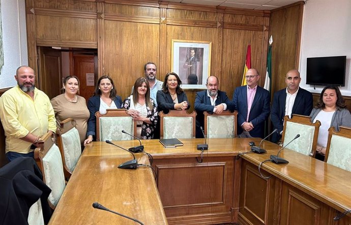 La consejera de Agricultura visita el Ayuntamiento de Dalías (Almería).