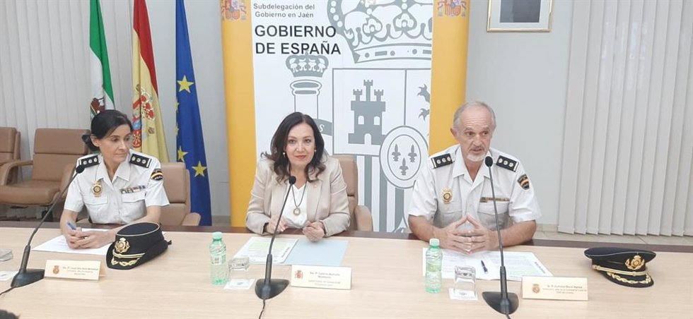 Madueño durante la rueda de prensa, acompañada por los mandos policiales