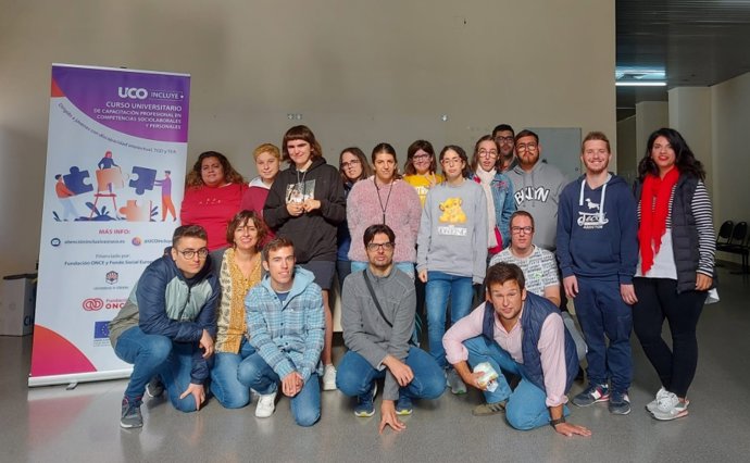 Participantes en esta segunda edición de UCOincluye junto a algunas de sus profesoras.