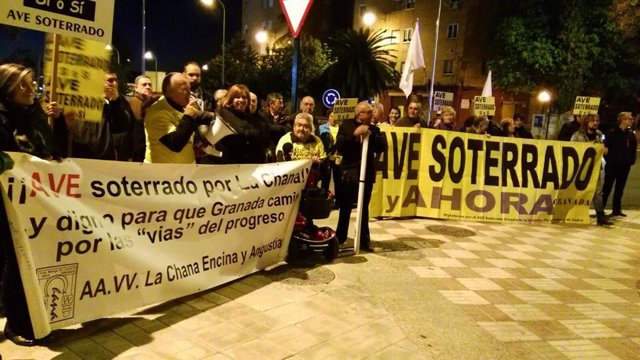 Archivo - Varias decenas de personas han participado en la concentración convocada por Marea Amarilla, en imagen de archivo